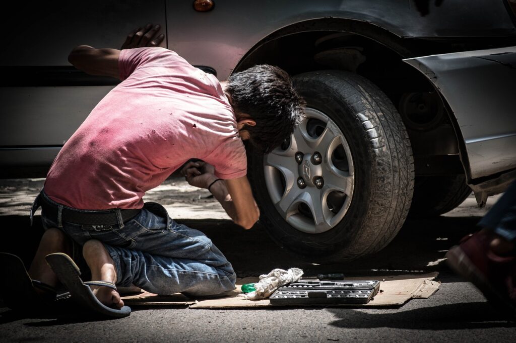 child labor, car mechanic, cars-934900.jpg